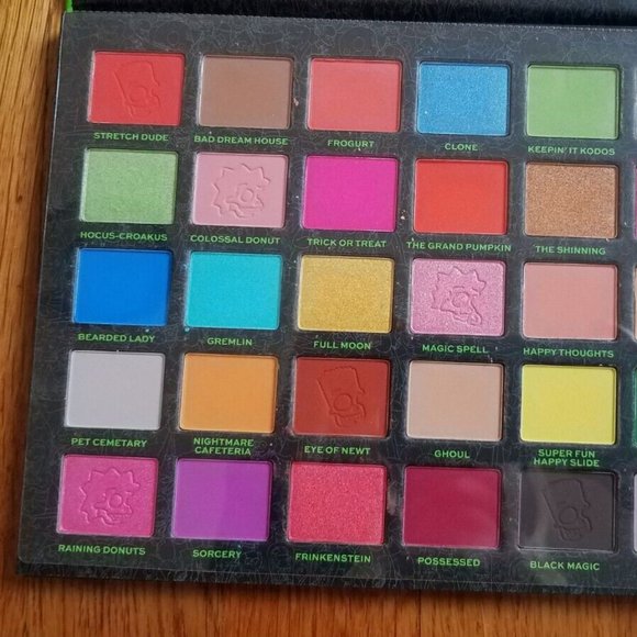 New Revolution TREEHOUSE OF HORROR The Simpsons SPOOKTACULAR Eye Shadow Palette - Picture 2 of 6